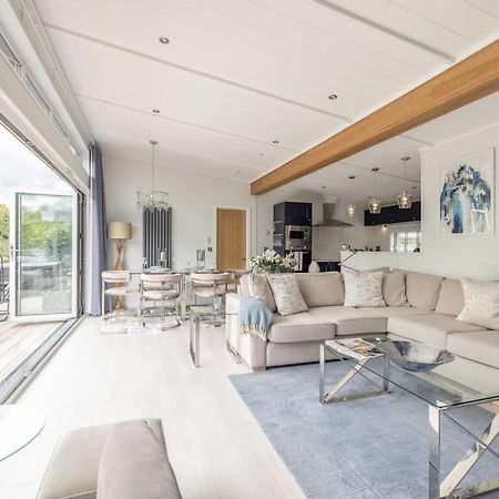 Luxury Lodge With Hot Tub In Windsor Marina Exteriör bild
