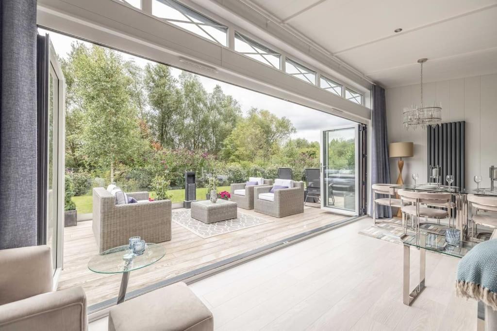 Luxury Lodge With Hot Tub In Windsor Marina Exteriör bild