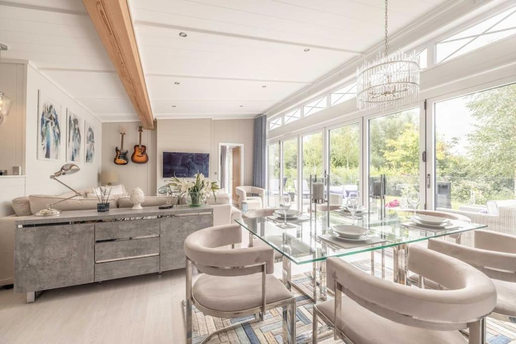 Luxury Lodge With Hot Tub In Windsor Marina Exteriör bild