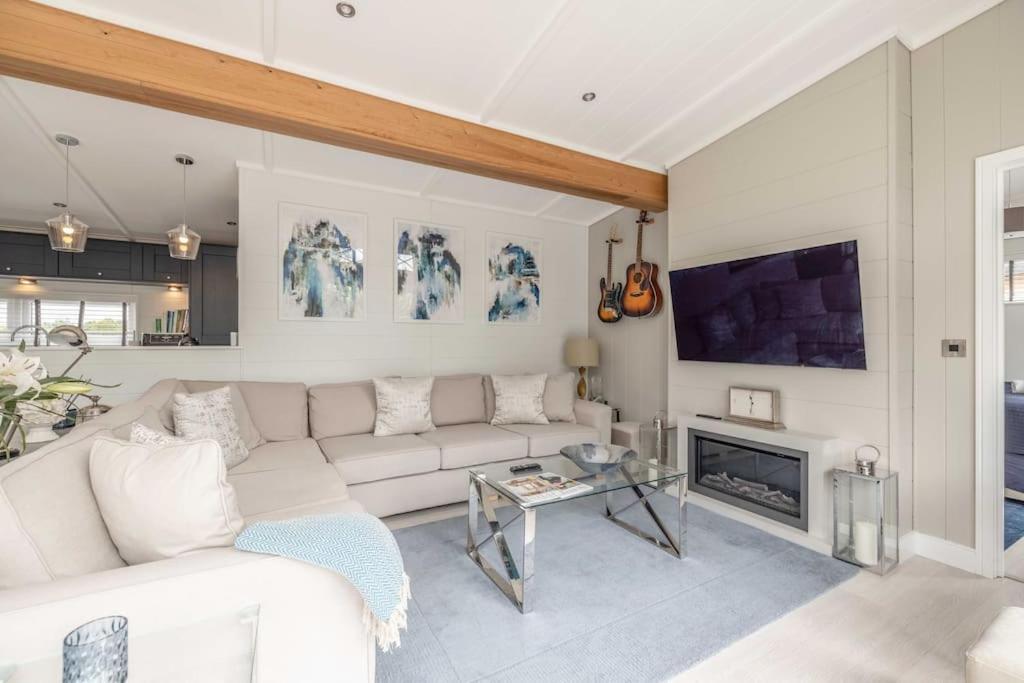 Luxury Lodge With Hot Tub In Windsor Marina Exteriör bild
