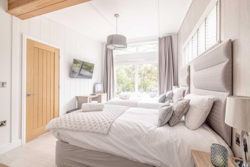 Luxury Lodge With Hot Tub In Windsor Marina Exteriör bild