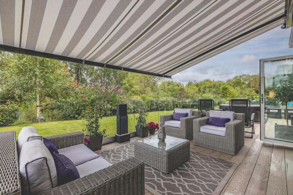 Luxury Lodge With Hot Tub In Windsor Marina Exteriör bild