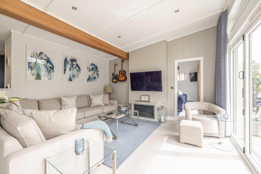 Luxury Lodge With Hot Tub In Windsor Marina Exteriör bild
