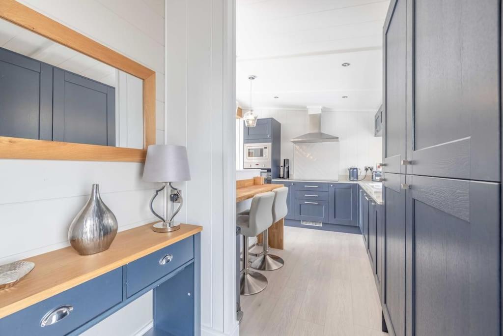 Luxury Lodge With Hot Tub In Windsor Marina Exteriör bild