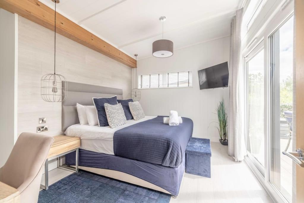 Luxury Lodge With Hot Tub In Windsor Marina Exteriör bild