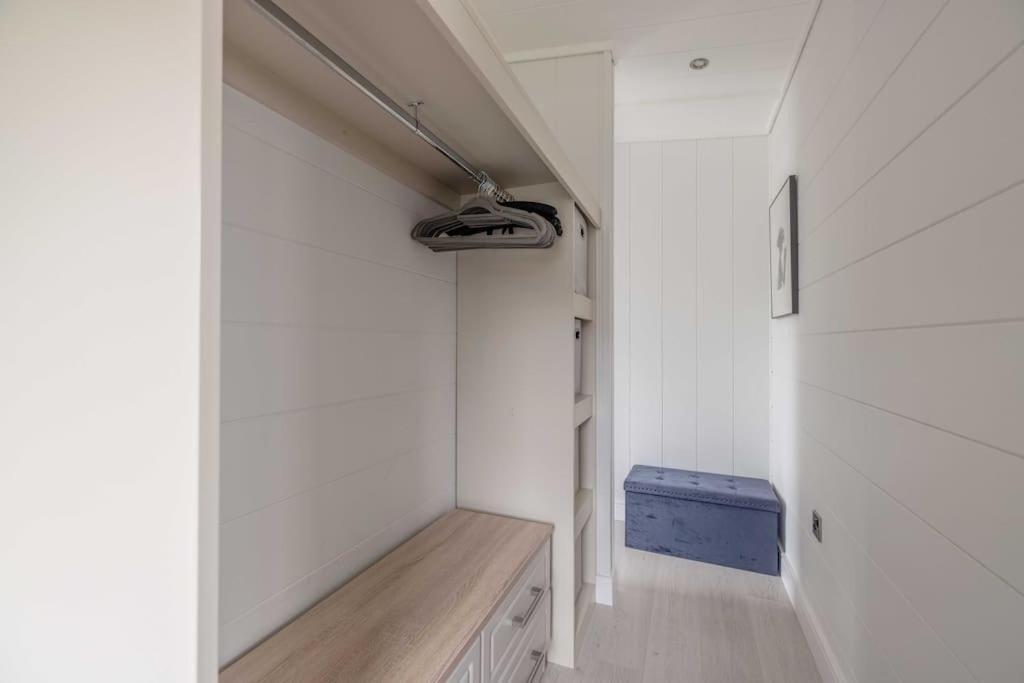 Luxury Lodge With Hot Tub In Windsor Marina Exteriör bild