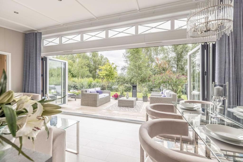 Luxury Lodge With Hot Tub In Windsor Marina Exteriör bild