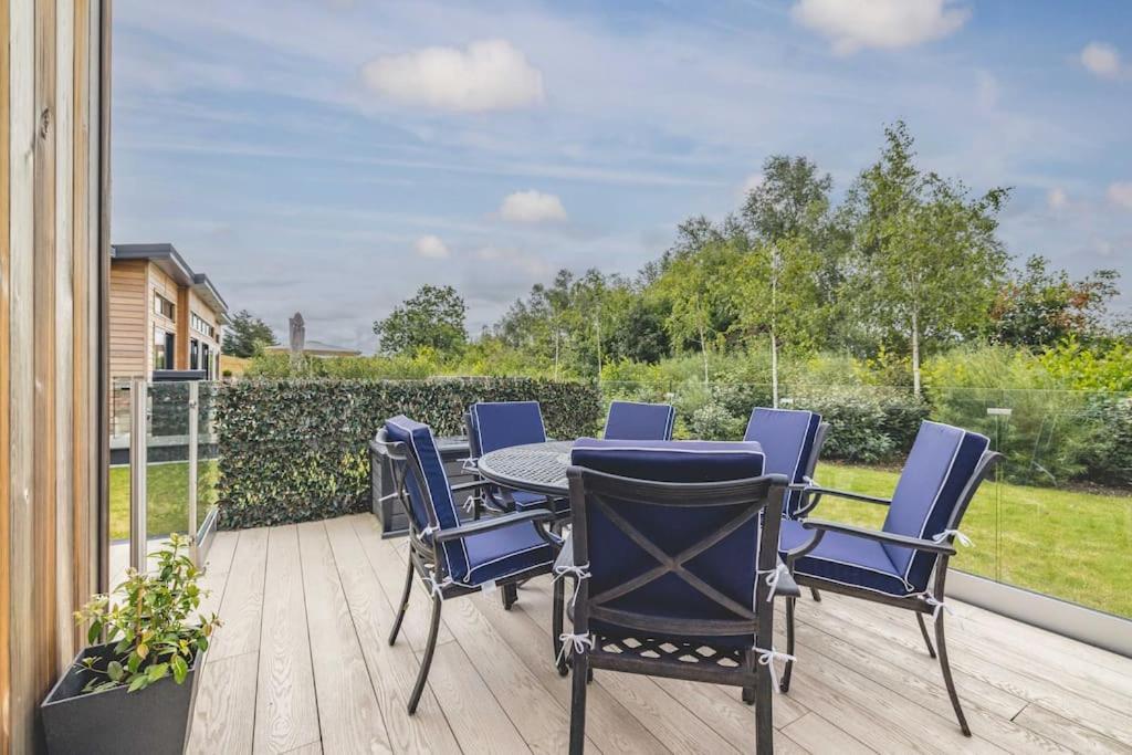 Luxury Lodge With Hot Tub In Windsor Marina Exteriör bild